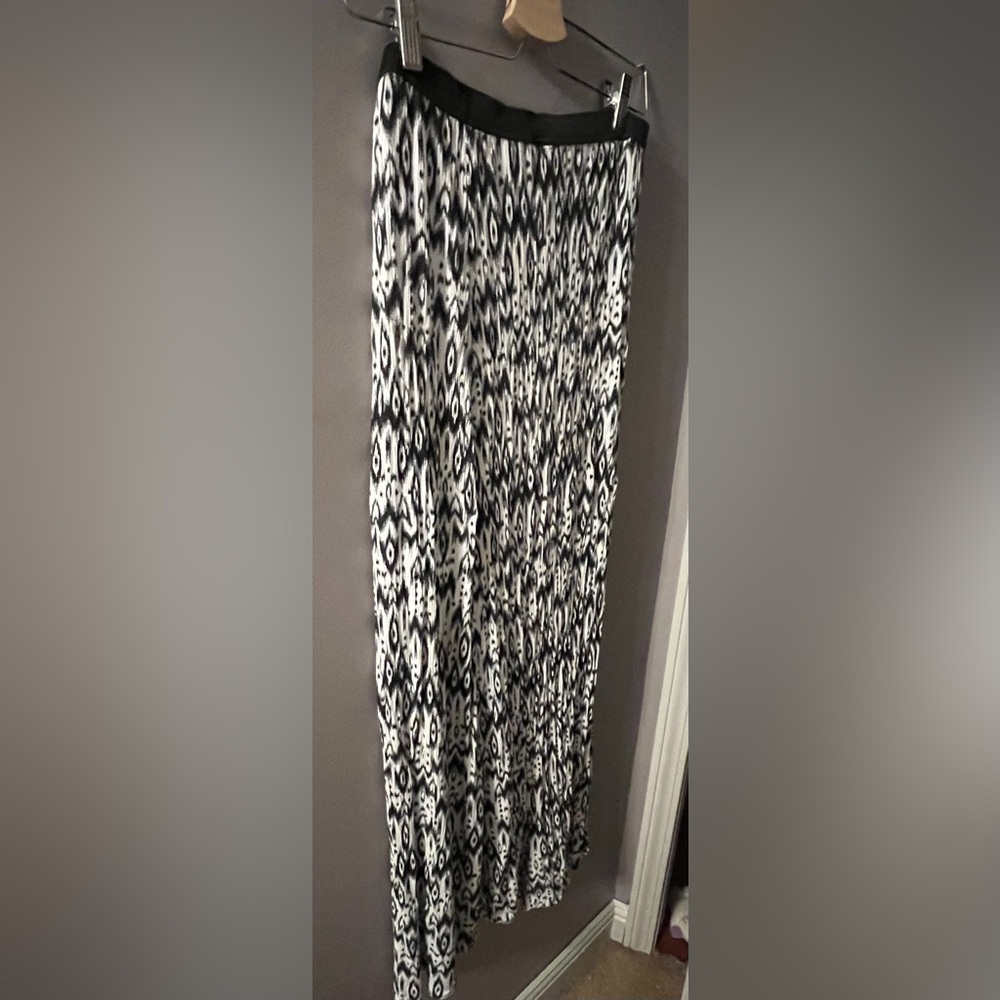 Stylish Black and White Patterned Skirt